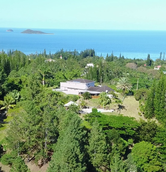 Villa de luxe avec vue panoramique sur lagon et montagne