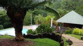 Villa de luxe avec vue panoramique sur lagon et montagne