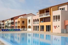 Ensoleillé, appartement avec vue sur le petit port de plaisance avec terrasse
