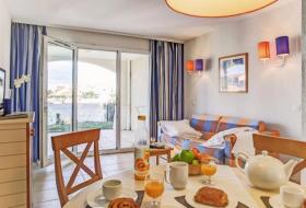 Ensoleillé, appartement avec vue sur le petit port de plaisance avec terrasse