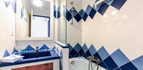 Ensoleillé, appartement avec vue sur le petit port de plaisance avec terrasse