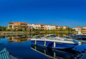 Ensoleillé, appartement avec vue sur le petit port de plaisance avec terrasse