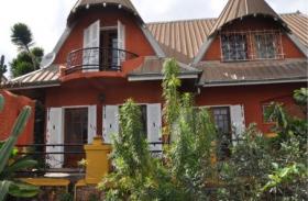 Ambatobe - charmante villa t5 meublée équipée style traditionnel avec vue 360°