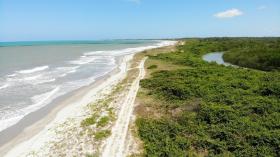 Terrain à bâtir de 150 ha avec 2 km de front de mer - toutes licences